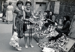 Magyarország, Budapest VIII., Rákóczi út, matyó kézimunkaárusok kirakodóvására a Rókus kórház és a Szent Rókus-kápolna mellett., 1960, Horváth May László, Budapest, népművészet, népviselet, piac, kofa, játék baba, cekker, nők, árus, Fortepan #224620