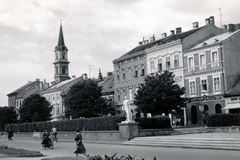 Magyarország, Sopron, Várkerület (Lenin körút), előtérben a Munkás szobor (Szakál Ernő, 1950.), háttérben a Szent György-templom tornya., 1960, Horváth May László, utcakép, szobor, moped, iparművészet, háziipar, papírbolt, templomtorony, Fortepan #224623