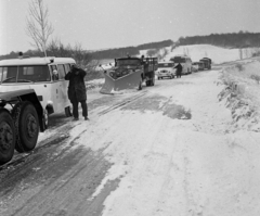 Hungary, Zengővárkony, hófúvásban elakadt járművek a 6-os főúton 1969. december 6-án., 1969, Magyar Rendőr, transport, winter, Czechoslovak brand, Soviet brand, Hungarian brand, commercial vehicle, Skoda-brand, Ikarus-brand, ZIL-brand, Nysa-brand, ambulance, Polish brand, snow plough, vehicular beacon, Fortepan #22463