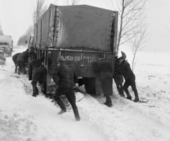 Hungary, Zengővárkony, hófúvásban elakadt járművek a 6-os főúton 1969. december 6-án., 1969, Magyar Rendőr, winter, commercial vehicle, genre painting, push starting, Fortepan #22465