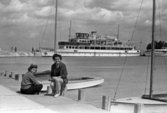 Magyarország,Balaton, Tihany, a felvétel a kikötőben készült, háttérben a Beloiannisz hajó., 1963, Horváth May László, Fortepan #224657