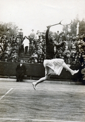 Suzanne Rachel Flore Lenglen francia teniszezőnő, kétszeres olimpiai bajnok, egyéniben, párosban és vegyes párosban többszörös Grand Slam-győztes., 1933, Hegedűs Tibor dr, Best of, híres ember, teniszütő, mutatvány, ugrás, tenisz, Fortepan #224677