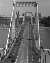 Magyarország, Budapest I., Erzsébet híd, Fidel Castrot és a delegációt szállító gépkocsikonvoj a Gellérthegyről nézve., 1972, Magyar Rendőr, GAZ-márka, motorkerékpár, Mercedes-márka, rendőr, Duna, konvoj, Budapest, függőhíd, rendőrségi felvezetés, Sávoly Pál-terv, Fortepan #22470