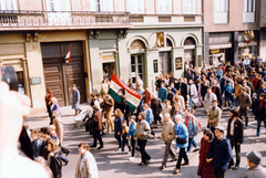 Magyarország, Budapest V., Apáczai Csere János utca, március 15-i ünnepség és politikai demonstráció résztvevői., 1989, Hegedűs Tibor dr, Budapest, zászló, tömeg, Fortepan #224722