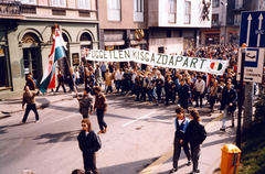 Magyarország, Budapest V., Apáczai Csere János utca, március 15-i ünnepség és politikai demonstráció résztvevői., 1989, Hegedűs Tibor dr, Budapest, zászló, felvonulás, Fortepan #224725