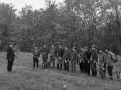 Magyarország, Tóalmás, a felvétel a helyi vadásztársaság vadászata előtt készült., 1973, Magyar Rendőr, kalap, kutya, csoportkép, vadászat, puska, Fortepan #22474