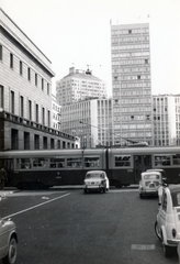 Olaszország, Milánó, a Via Guglielmo Marconi a Piazza del Duomo felől., 1960, Dr. Iván Zoltán, vonat, magasház, Fortepan #224787