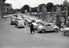 Olaszország, Róma, Traianus fóruma, balra távolabb Traianus vásárcsarnoka. Jobbra a Piazza Foro Traiano, háttérben a San Giuseppe dei Falegnami templom kupolája látható., 1960, Dr. Iván Zoltán, Fiat 500 Topolino, Fortepan #224798