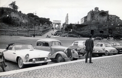 Olaszország, Róma, Piazza del Colosseo, szemben a Via Sacra és az Arcus Titi / Titus diadalíve., 1960, Dr. Iván Zoltán, Citroen DS, diadalkapu, Ford Thunderbird, Mercedes W136, automobil, Citroen-márka, Fiat 500, parkoló, Fortepan #224802