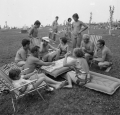 Magyarország,Balaton, Siófok, BM üdülő, a felvétel a strandon készült., 1976, Magyar Rendőr, nyaralás, gumimatrac, kártyajáték, Fortepan #22481