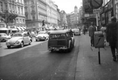 Austria, Vienna, a Graben a Kohlmarkt felöl a Stock-im-Eisen-Platz felé nézve., 1959, Dr. Iván Zoltán, street view, number plate, Skoda-brand, trash can, sculpture, Fortepan #224818