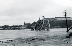 Szerbia, Újvidék, a lerombolt közúti híd (Most kraljevića Tomislava) maradványa, háttérben Pétervárad., 1942, Dr. Iván Zoltán, erőd, hídroncs, vár, Fortepan #224824