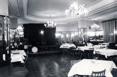 Slovakia, Nitra, Štefánikova trieda 3., Hotel Stalingrad (a lebombázott Schiller szálló helyén épült, később Hotel Zobor)., 1958, Dr. Iván Zoltán, interior, double bass, musical instrument, chandelier, restaurant, drum, cymbal, Fortepan #224825