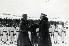 Ukrajna, Vereckei-hágó, lengyel-magyar határ, Szombathelyi Ferenc tábornok a VIII. hadtest parancsnoka kezet fog egy lengyel katonai parancsnokkal 1939. március 17-én, ekkor érték el a Kárpátok gerincét a magyar csapatok., 1939, Sallai János, lengyel katona, magyar katona, síelés, álcázás, rohamsisak, Fortepan #224880