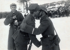 Ukrajna, Vereckei-hágó, lengyel-magyar határ, lengyel és magyar katona üdvözli egymást 1939. március 17-én, ekkor érték el a Kárpátok gerincét a magyar csapatok., 1939, Sallai János, lengyel katona, magyar katona, távcső tok, barátság, bámészkodás, Fortepan #224881