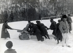 Ukrajna, Vereckei-hágó, a felvétel a lengyel-magyar határ közelében, 1939. március 17-én készült, ekkor érték el a Kárpátok gerincét a magyar csapatok., 1939, Sallai János, löveg, ágyú, lengyel katona, magyar katona, zsebredugott kéz, betolás, Fortepan #224882