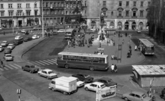 Magyarország, Budapest VIII., Baross tér a Keleti pályaudvar indulási oldalánál, jobbra a Verseny utca torkolata, balra a Thököly út házai. Középen Baross Gábor szobra., 1979, Magyar Rendőr, forgalom, autóbusz, szobor, városkép, buszmegálló, benzinkút, automobil, utasellátó, Budapest, Baross Gábor-ábrázolás, gyalogátkelő, Fortepan #22490