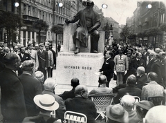 Magyarország, Budapest VI., Liszt Ferenc tér az Andrássy útnál. Lechner Ödön szobrának, Farkas Béla szobrász alkotásának leleplezése 1936. május 22-én. Háttérben Irányi Dániel szobra., 1936, Lechner hagyaték, Budapest, Fortepan #224901