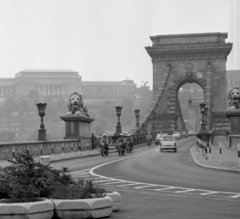 Magyarország, Budapest V., Széchenyi Lánchíd pesti hídfő a budai Vár felé nézve., 1979, Magyar Rendőr, híd, csehszlovák gyártmány, német gyártmány, Trabant-márka, szovjet gyártmány, kandeláber, Skoda-márka, Mercedes-márka, Lada-márka, Nysa-márka, rendőr, oroszlán, Trabant 601, Skoda 100, VAZ 2101, Mercedes W123, Budapest, függőhíd, William Tierney Clark-terv, Fortepan #22491