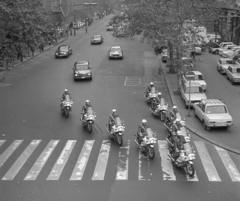 Magyarország, Budapest V., Nádor (Münnich Ferenc) utca, a Dél-jemeni delegáció konvoját felvezető motoros rendőrök a Szabadság tér felé kanyarodnak., 1981, Magyar Rendőr, német gyártmány, motorkerékpár, Mercedes-márka, Wartburg-márka, BMW-márka, rendőr, Wartburg 353, Budapest, rendőrségi felvezetés, gyalogátkelő, Fortepan #22494