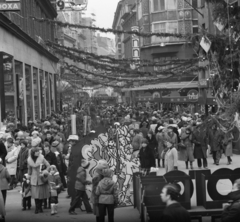 Magyarország, Budapest V., Váci utca a Vörösmarty tér felől nézve., 1981, Magyar Rendőr, karácsony, Budapest, Fortepan #22495