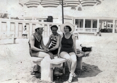 Magyarország, Balatonalmádi, fövenyfürdő, strand., 1928, Lechner hagyaték, fürdőruha, strand, napernyő, hárman, csíkos ruha, Fortepan #225000