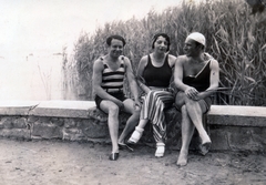 Magyarország, Balatonalmádi, fövenyfürdő, strand., 1928, Lechner hagyaték, csíkos ruha, fürdőruha, nádas, hárman, Fortepan #225001