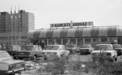 Magyarország, Budapest X., Örs vezér tere, a felvétel a Gyakorló köznél, a Skála Prizma Barkácsáruház megnyításakor készült., 1982, Magyar Rendőr, szovjet gyártmány, Lada-márka, parkoló, áruház, automobil, rendszám, rendőrjármű, VAZ 2101, VAZ 2103/2106, Budapest, országjelzés, VAZ 2101, Fortepan #22501