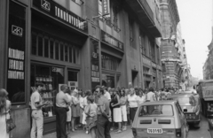 Magyarország, Budapest V., Október 6. utca a Szabadság tér felé nézve., 1982, Magyar Rendőr, csehszlovák gyártmány, könyvesbolt, Skoda-márka, Polski Fiat-márka, sokadalom, lengyel gyártmány, automobil, sorbanállás, rendszám, Polski Fiat 126p, Budapest, Fortepan #22502