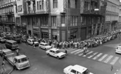 Magyarország, Budapest V., Október 6. utca - Zrinyi utca sarok., 1982, Magyar Rendőr, útkereszteződés, Trabant-márka, könyvesbolt, gyalogátkelő, taxi, Lada-márka, Barkas-márka, Polski Fiat-márka, Volvo-márka, IZS-márka, Avia-márka, sorbanállás, Polski Fiat 126p, Volvo 140, tehertaxi, Budapest, Főtaxi, IZS 2715, Fortepan #22503