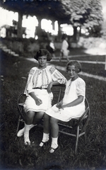 1917, Molnár C. Pál Múzeum, girls, blouse, garden furniture, embroidery, Fortepan #225082