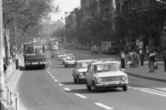 Magyarország, Budapest V.,Budapest XIII., Szent István körút a Margit híd pesti hídfőjétől a Nyugati (Marx) tér felé nézve., 1983, Magyar Rendőr, közlekedés, forgalom, autóbusz, csehszlovák gyártmány, szovjet gyártmány, magyar gyártmány, Skoda-márka, taxi, Ikarus-márka, Mercedes-márka, Polski Fiat-márka, villamos, lengyel gyártmány, villamosmegálló, rendszám, Polski Fiat 126p, Polski Fiat 125p, VAZ 2101, Mercedes W115, Budapest, Főtaxi, tömegközlekedés, viszonylatszám, Ikarus 280, Ganz CSMG, Fortepan #22511