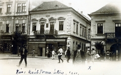 Románia,Erdély, Kolozsvár, Deák Ferenc utca (Bulevardul Eroilor), középen Bolyai János szülőháza., 1930, Vincent Till Baumgartner, erkély, üzletportál, járókelő, Fortepan #225115