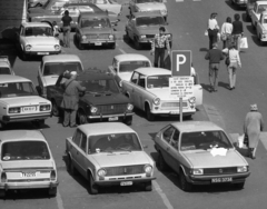 Magyarország, Budapest V., Erzsébet híd pesti hídfője, parkoló a Március 15. téren., 1983, Magyar Rendőr, csehszlovák gyártmány, német gyártmány, Trabant-márka, szovjet gyártmány, utcakép, Skoda-márka, Lada-márka, Volkswagen-márka, Dacia-márka, parkoló, automobil, román gyártmány, Trabant 601, rendszám, Skoda 100, Dacia 1300, VAZ 2101, Skoda 120, Volkswagen Passat, VAZ 2105/2107, Budapest, országjelzés, VAZ 2101, Fortepan #22512