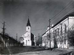 Magyarország, Szarvas, Vajda Péter utca, jobbra a későbbi Tessedik Sámuel Múzeum épülete, szemben az Evangélikus Ótemplom., 1951, Vincent Till Baumgartner, templom, utcakép, villanypózna, múzeum, evangélikus, Fortepan #225133