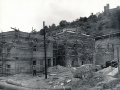 Magyarország, Tabán, Budapest I., balra a Rác fürdő és felette, a Gellért-hegy oldalában, a Schoch / Hegedűs - villa az Orom utcánál., 1963, Vincent Till Baumgartner, Budapest, állvány, helyreállítás, Fortepan #225135