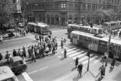 Magyarország, Budapest VI.,Budapest VII., Nagykörút - Király (Majakovszkij) utca kereszteződése., 1983, Magyar Rendőr, szovjet gyártmány, magyar gyártmány, gyalogátkelő, Barkas-márka, Polski Fiat-márka, IZS-márka, villamos, trolibusz, ZIU-márka, Ganz-márka, Polski Fiat 126p, ZIU-9, Ganz CSMG, Budapest, tömegközlekedés, IZS 2715, viszonylatszám, étterem, önkiszolgáló, Fortepan #22514