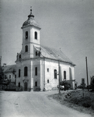 Hungary, Balatonalmádi, Vörösberény (ekkor önálló, ma a város része), Veszprémi út, szemben a Szent Ignác-templom, jobbra a Thököly út., 1955, Vincent Till Baumgartner, hay, Catholic Church, church, chariot, Fortepan #225157