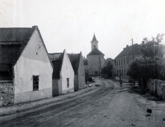 Hungary, Balatonfüred, Arács, Lóczy Lajos utca, szemben a Nagyboldogasszony-templom., 1955, Vincent Till Baumgartner, street view, church, dirt road, farmhouse, Fortepan #225160