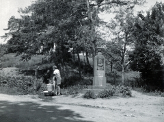 Hungary, Balatonalmádi, Martinovics utca - Kompolthy utca találkozása, Kompolthy Tivadar emlékműve, a bronz plakett Csiszár Gyula szobrászművész alkotása (1928)., 1955, Vincent Till Baumgartner, well, bucket, monument, Fortepan #225164