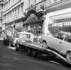 Magyarország, Budapest V., Kristóf tér 7., 1971, Magyar Rendőr, Barkas-márka, rendőr, Vauxhall-márka, rendszám, Opel Rekord C, Volán-szervezet, Air France légitársaság, autómentő, Budapest, Fortepan #22517