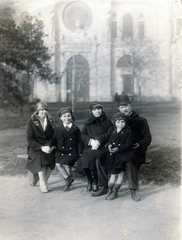 Magyarország, Városliget, Budapest XIV., háttérben a Magyar Királyi Közlekedési Múzeum, az egykori Közlekedésügyi Csarnok., 1929, Vincent Till Baumgartner, csoportkép, Budapest, Fortepan #225175