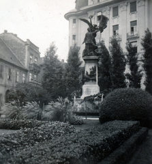 Magyarország, budai Vár, Budapest I., Dísz tér, Honvéd-szobor (Zala György, 1893.)., 1925, Vincent Till Baumgartner, Budapest, emlékmű, sövény, Fortepan #225180