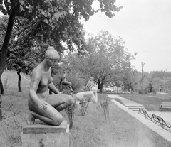 Magyarország, Szentendre, Ady Endre út, Szentendrei Parkmúzeum (szoborpark). Középen Várady Sándor Könyöklő lány című szobrának egy korai változata látható., 1967, Gyöngyi, utcabútor, szobor, szoborpark, meztelen alak, Fortepan #2252