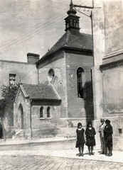 Magyarország, Székesfehérvár, jobbra a Szent István-székesegyház, mögötte az Arany János (Szent István) utcában a Szent Anna-kápolna., 1921, Vincent Till Baumgartner, ünneplő ruha, fekete ruha, Fortepan #225204