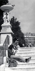 France, Paris, Luxembourg-kert, háttérben a Boulevard Saint-Michel bérházai., 1975, Ránki Júlia, Fortepan #225228