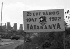 Magyarország, Tatabánya, Tatai út, balra a Fatelepi út. Háttérben az I-es erőmű., 1972, Magyar Rendőr, hűtőtorony, helységnév tábla, gyárkémény, tipográfia, felirat, Fortepan #22524