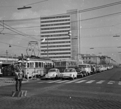 Magyarország, Budapest X., Üllői út az Ecseri úti kereszteződésből a Pöttyös utca felé nézve., 1972, Magyar Rendőr, közlekedés, forgalom, német gyártmány, szovjet gyártmány, GAZ-márka, magyar gyártmány, utcakép, Ikarus-márka, Renault-márka, Volkswagen-márka, francia gyártmány, rendőr, villamos, Ikarus 620/630, villamosmegálló, GAZ M21 Volga, Volkswagen Bogár, Renault 10, rendőrdobogó, Budapest, forgalomirányítás, Ganz UV, gyalogátkelő, Fortepan #22526