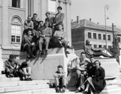 Hungary, Debrecen, Déri tér, Déri múzeum. Jobbra Medgyessy Ferenc szobrai közül a Néprajz (1930), melynek modellje önmaga volt., 1955, Vincent Till Baumgartner, tableau, youth, sculpture, pedestal, Fortepan #225295