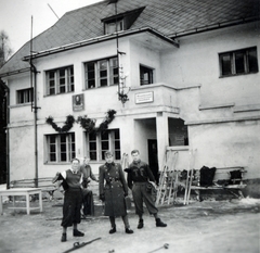 Szlovákia, Eprestető, Ottília menedékház a Kassa melletti síközpontban., 1944, Vincent Till Baumgartner, menedékház, zsidóüldözés, sport mez, csoportkép, egyenruha, katona, síléc, síbot, Fortepan #225304